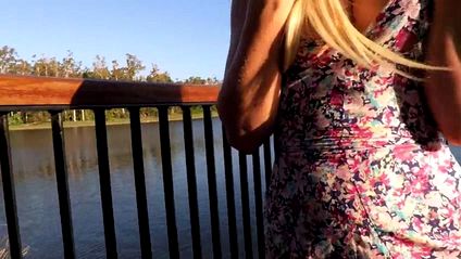 Телка в чулках подставила пилотку для секса прямо на природе